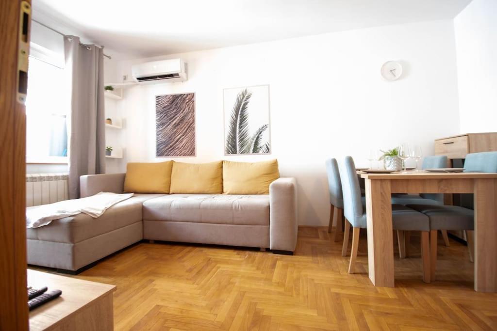 Augusta - Central, Spacious With Easy Parking Option Novi Sad